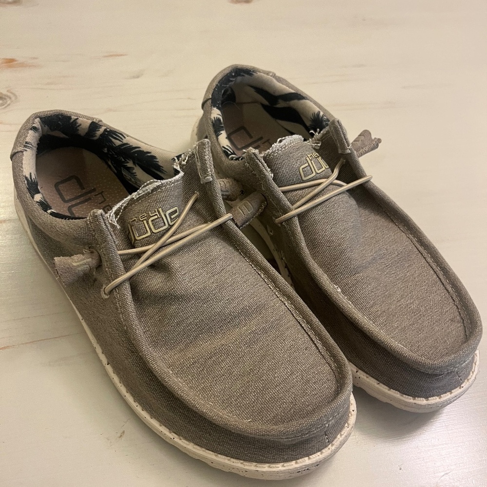 Men’s Hey Dude size 9